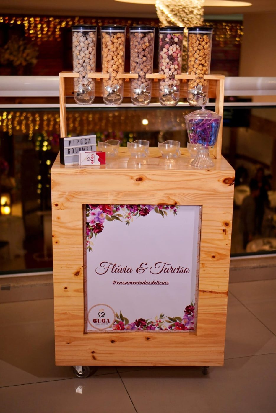Estação de pipoca gourmet personalizada para o casamento de Flávia e Tarciso