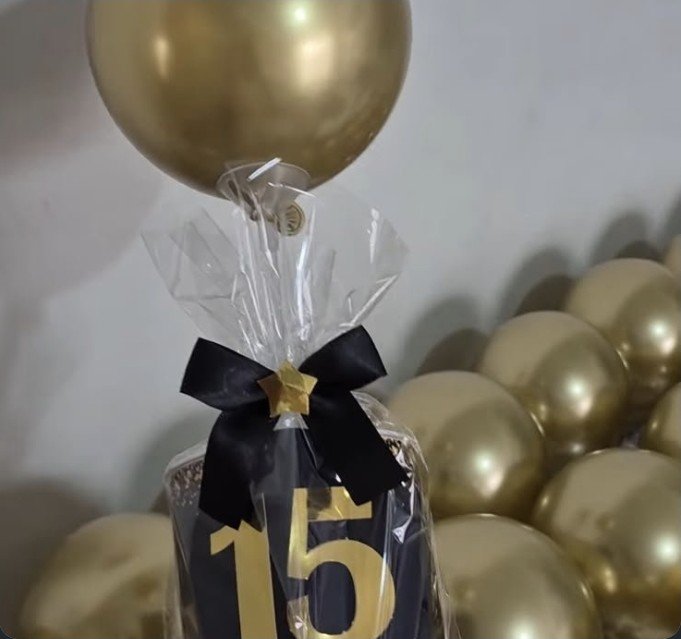 Tubo lata com bexiga metalizada dourada para 15 anos